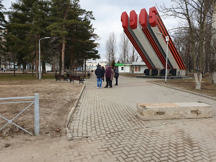 В отремонтированном меньше года назад парке 30-летия Победы переделают дорожки