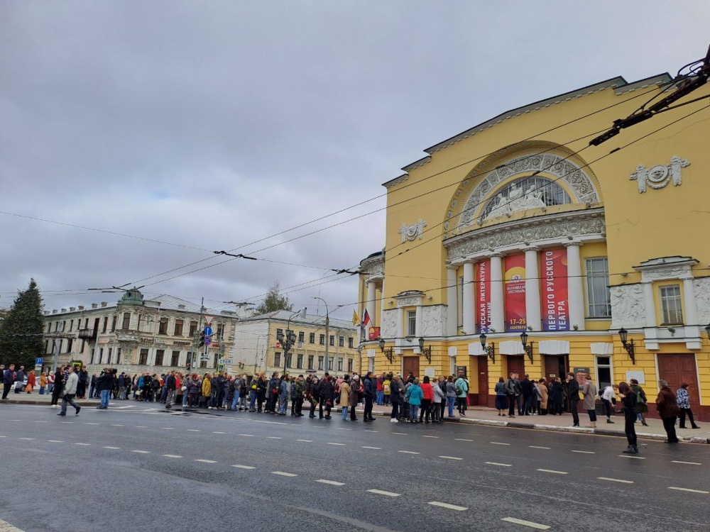 Очередь растянулась на несколько сотен метров: в Ярославле прощаются с Сергеем Пускепалисом