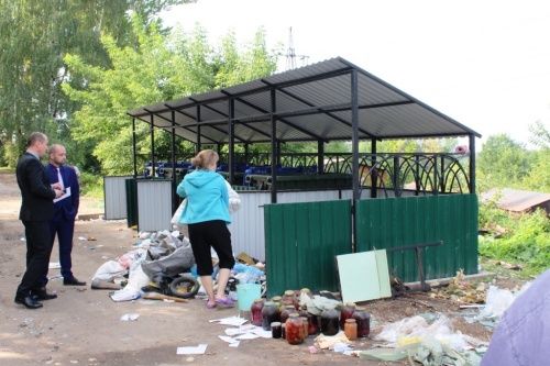Что делать, если контейнерная площадка превратилась в свалку? Звонить на горячую линию «Хартии». Вот все телефоны