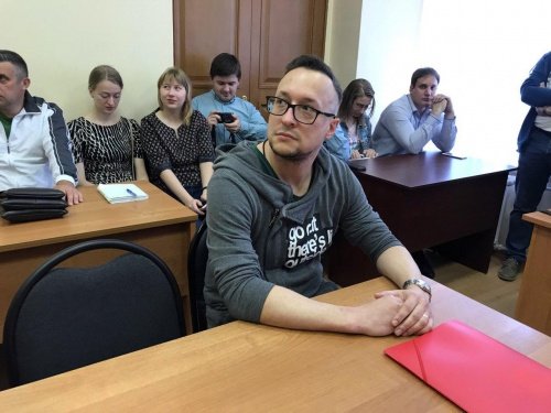 Ярославский суд начал рассматривать дело Кирилла Попутникова, который выложил фото здания УМВД с надписью про Путина на колоннах