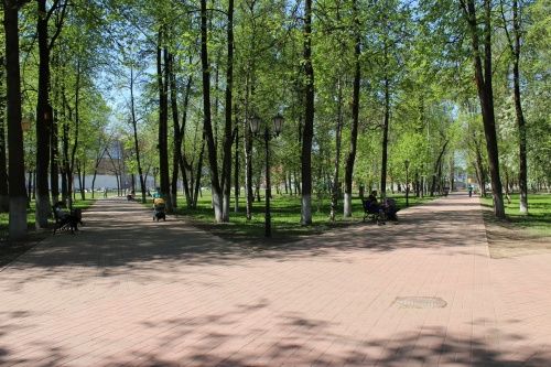 В Бутусовском сквере через год после ремонта провалилась плитка. На бумаге ее восстановили, по факту — нет