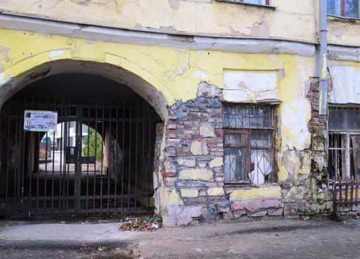 «Танцующая арка в зоне Юнеско»: градозащитница раскритиковала заделанную дыру на фасаде здания