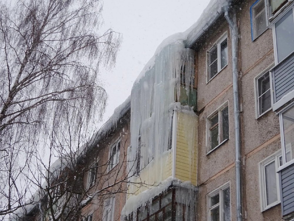 «Не знаешь, откуда прилетит!»: ярославцы массово жалуются на свисающие с крыш сосульки