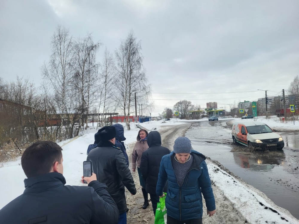 Прокуратура потребовала починить дорогу на выезде из поселка Красный Бор