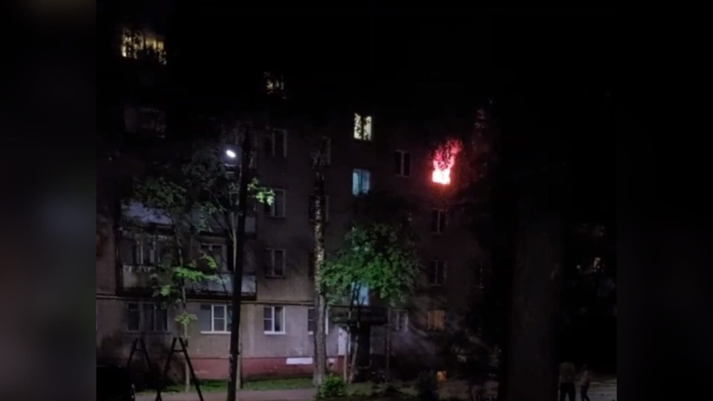 Выпрыгнул из окна, спасаясь: в Ярославле загорелась квартира в многоэтажном доме