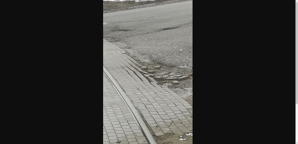 «И ради чего мы в пробках стояли»: в Ярославле через две недели после ремонта начал разваливаться трамвайный переезд