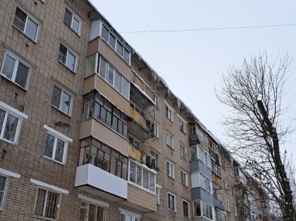 Во Фрунзенском районе Ярославля женщина упала с четвертого этажа: подробности происшествия