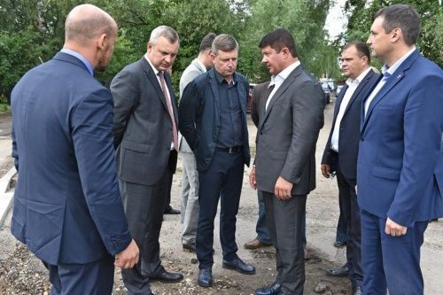 Владимир Слепцов велел снять асфальт на Авиаторов, уложенный в грязь и лужи
