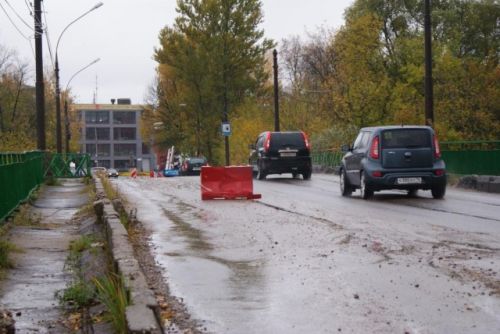 Мост через реку Которосль на Комсомольской площади признан небезопасным 