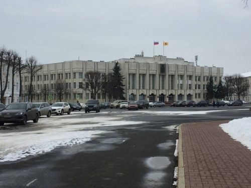 Ян Левин написал в «Фейсбуке» про наглухо запаркованную Советскую площадь и получил ответ губернатора