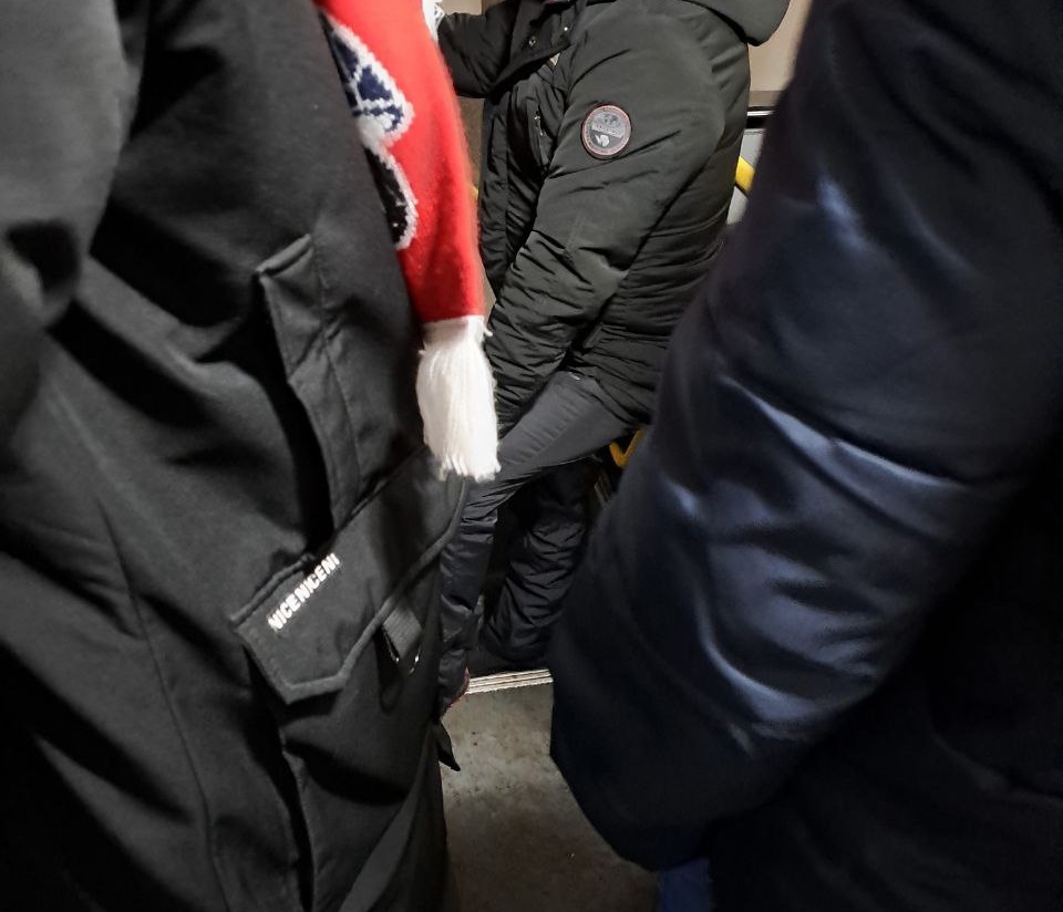 Ударил кондуктора по лицу: в Ярославле пьяные болельщики устроили драку в переполненной маршрутке