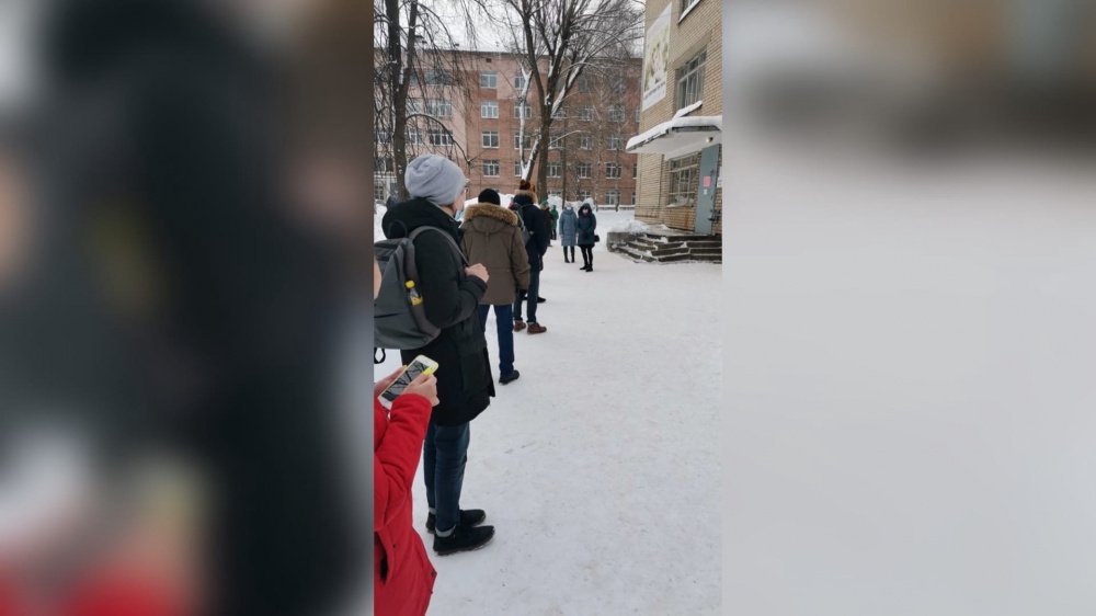«Пока стою, снова заболею!»: ярославцы на улице выстроились в очередь на выписку
