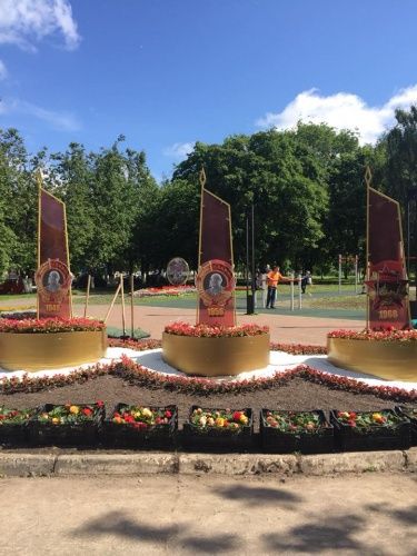 В парке Мира разбили клумбы с орденами комсомола: ярославцы сравнили их с надгробиями, а озеленители все объяснили