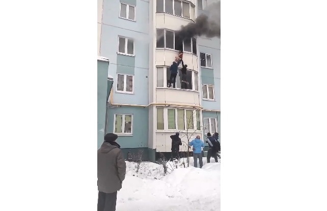 В конце сводки – счастливая фраза «Пострадавших нет». Трое ярославцев спасли из горящей квартиры маму с ребенком