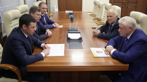 Лидер «Справедливой России» Сергей Миронов встретился с губернатором Ярославской области Дмитрием Мироновым, чтобы обсудить «ряд политических вопросов»