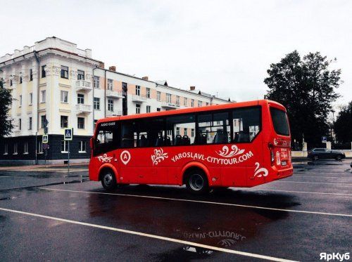 По вечернему Ярославлю на красном автобусе