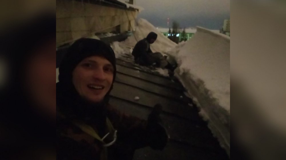 «По ночам расчищаем школы и детсады»: ярославец рассказал, как убирают снег с крыш в регионе