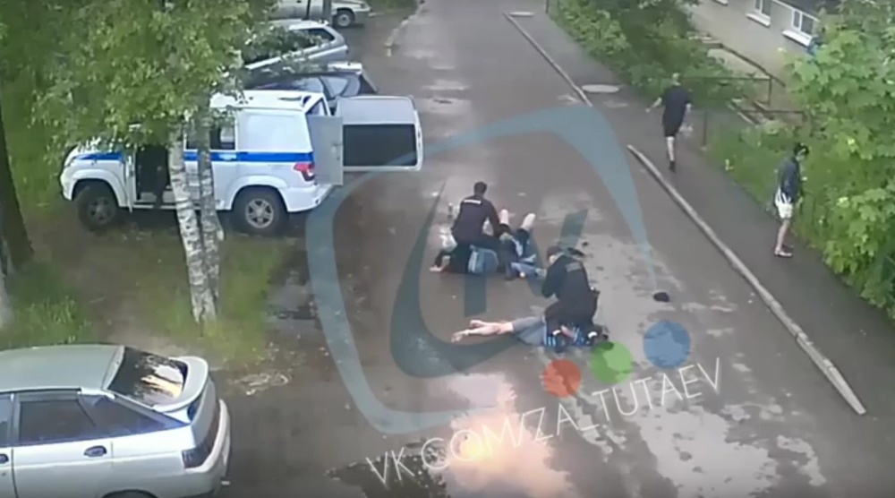 Ударила полицейского ногой по лицу: в Тутаеве компания дебоширов устроила драку на детской площадке