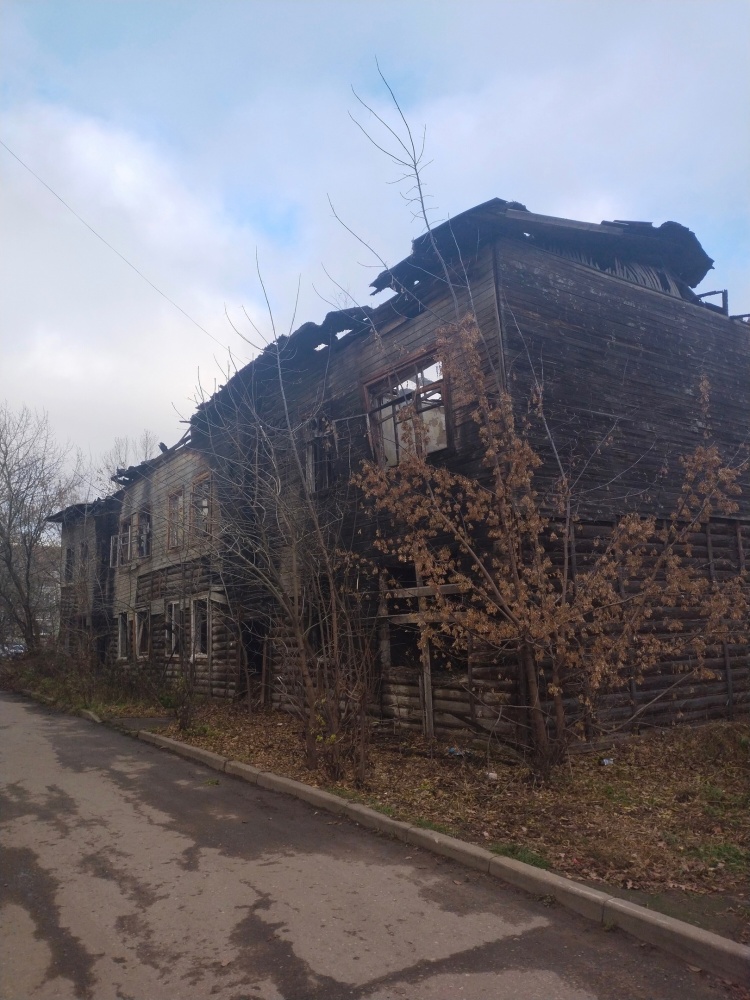 «Поселились крысы, падают доски — страшно смотреть»: жители Ярославля просят снести дом, сгоревший несколько лет назад