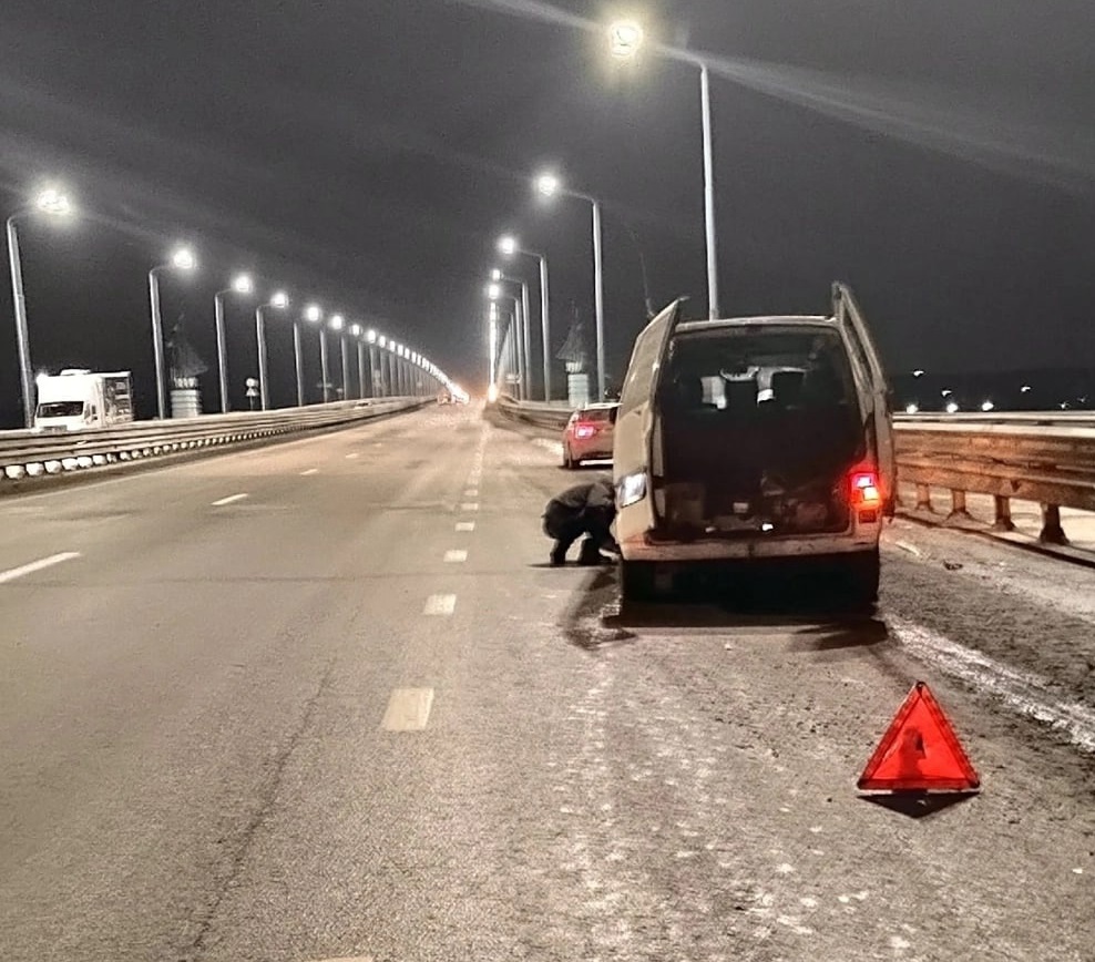 «Яма-убийца»: в Ярославле на Юбилейном мосту пробили колеса как минимум семь машин