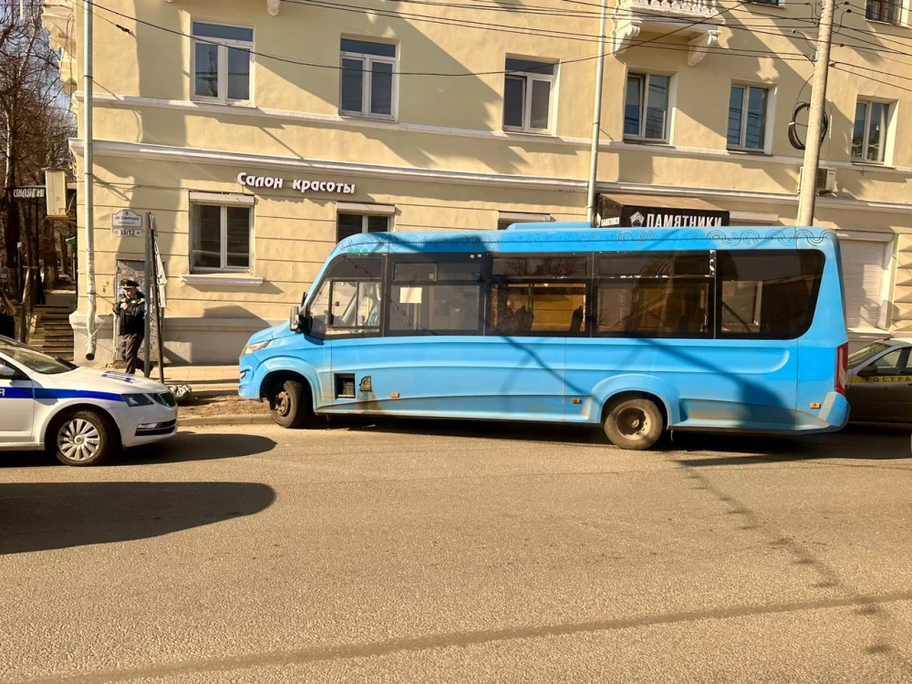 В центре Ярославля автобус с пассажирами врезался в бордюр и столб