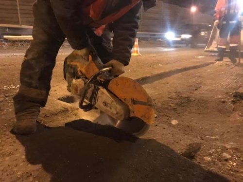 «Взял под личный контроль процесс укладки литой асфальтобетонной смеси». Темур Абдуллаев посмотрел, как ремонтируют Октябрьский мост, и написал ироничный комментарий