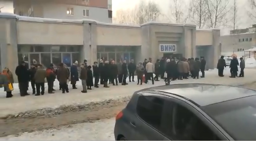 Похороны во дворе и очередь за водкой: ярославские дворы погрузились в атмосферу 80-х