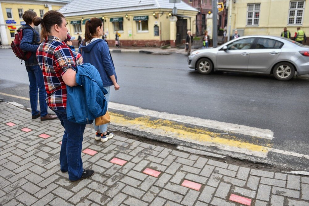 На тротуаре у театра Волкова положили плитку, меняющую цвет в зависимости от сигнала светофора. Власти Ярославля назвали ее «плиткой для любителей гаджетов»