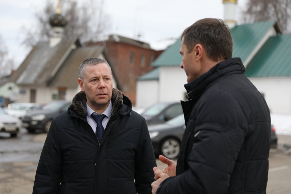 «За работой подрядчиков надо следить не по бумагам, а на деле»: Михаил Евраев посетил Заволжский район Ярославля