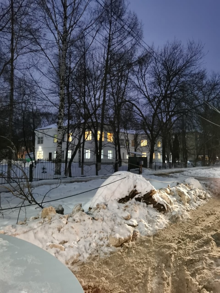Лежит уже две недели: в Ярославле просят убрать электрические провода от детсада