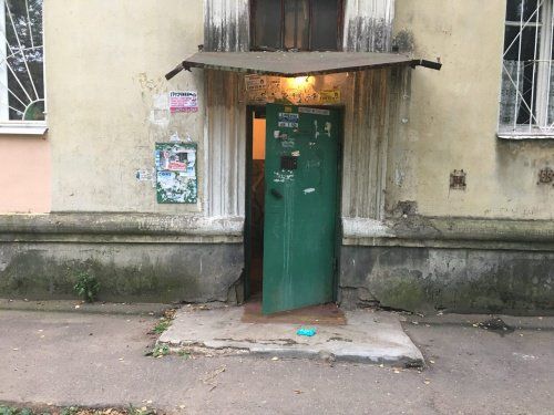 Жители дома на улице Радищева требуют от управляющей компании ремонт подъездов и фасада