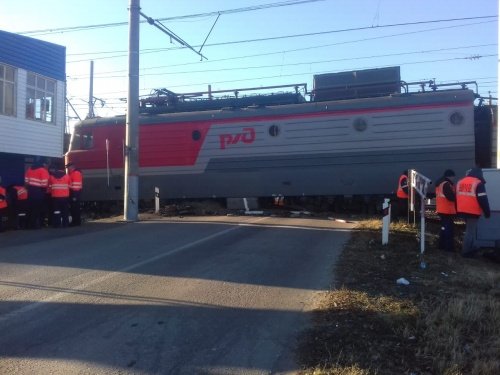 Железнодорожный переезд в Козьмодемьянске, где с рельсов сошел поезд, открыли для автомобилей
