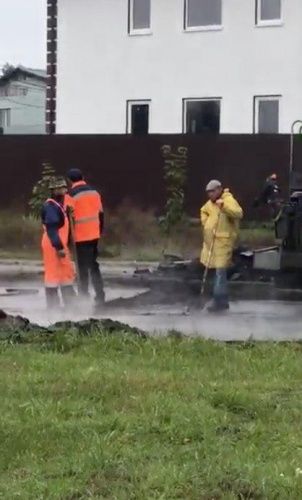 На проспекте Авиаторов асфальт снова решили укладывать в лужи и грязь