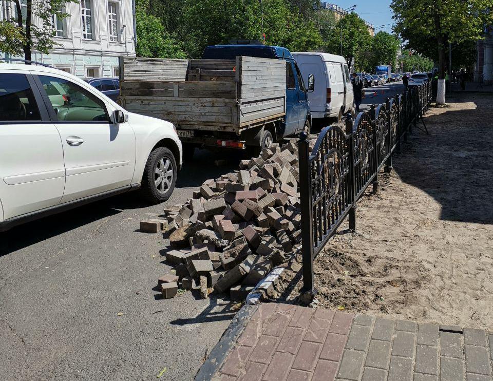 Ректор ЯрГУ дал подрядчикам, меняющим плитку на Советской, полдня на уборку