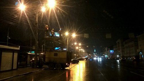 «Яргорэлектротранс» монтирует новогодние украшения на улицах города