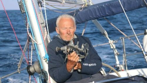 Яхтсмен Игорь Зарецкий на первом этапе гонки Golden Globe Race 2018 чинил повреждение паруса