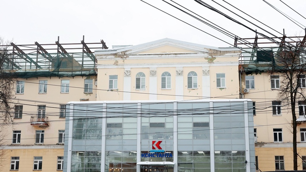 Нужна крыша, а не скандал: жильцы дома на улице Победы в Ярославле требуют продолжения ремонта