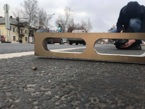 Бортовой камень со сколами, исчезающая разметка и мусор на обочинах: ярославские активисты оценили ремонт проспекта Авиаторов