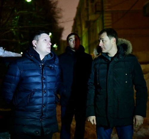 Мэр Ярославля проверил неубранные дворы в центре города и отругал руководство управляющей компании