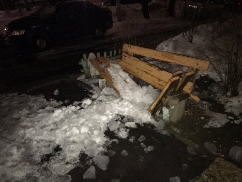 Фото дня. Сошедшая с крыши глыба сломала скамейку у подъезда дома на улице Лермонтова