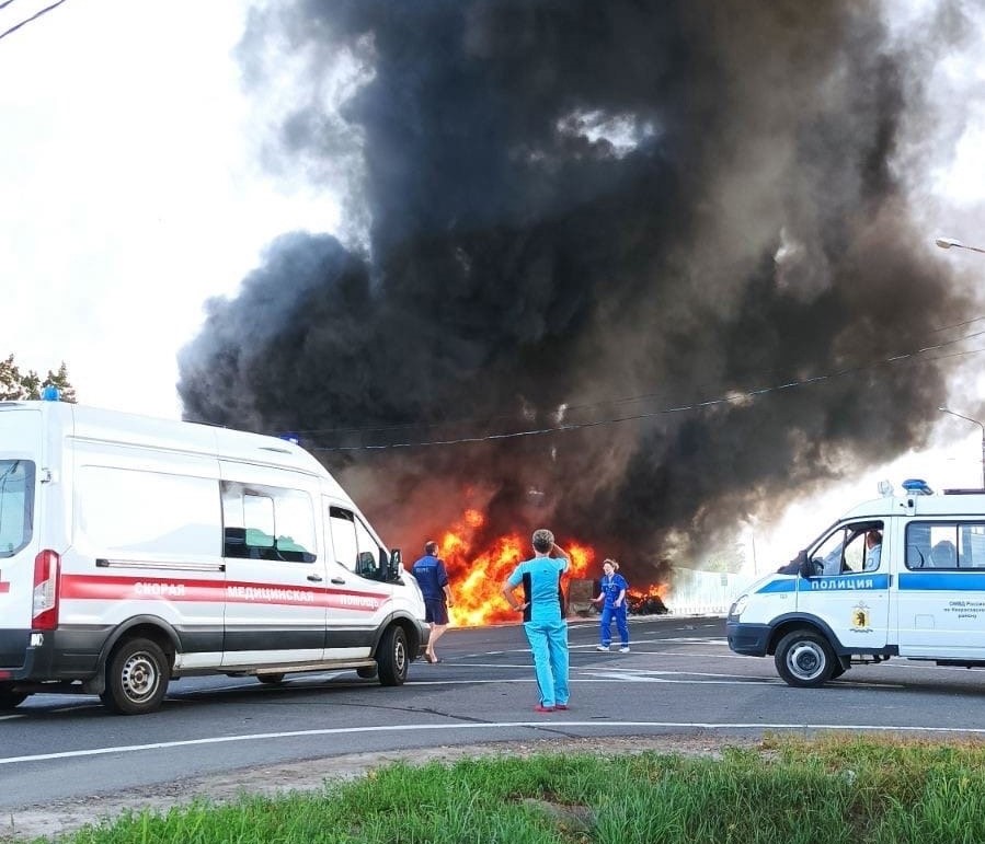 Под Ярославлем погибла бригада скорой помощи: в результате аварии взорвался бензовоз