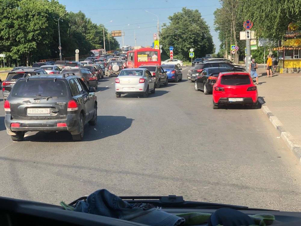 Люди падают в обмороки: ярославцы стоят в пробках в 30-градусную жару