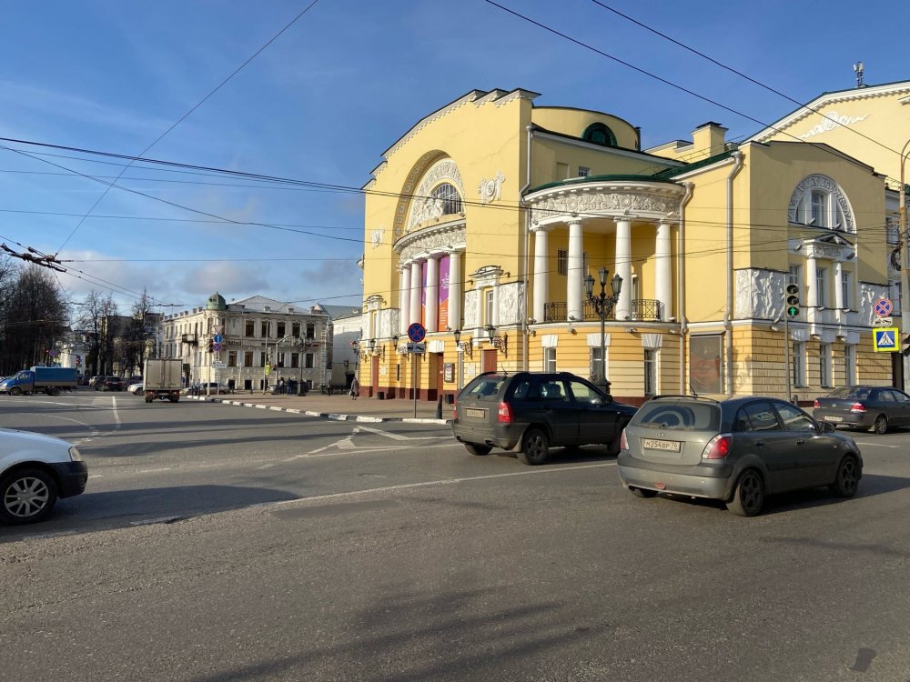 Беженцы из ДНР и ЛНР смогут бесплатно посетить спектакли театра имени Волкова