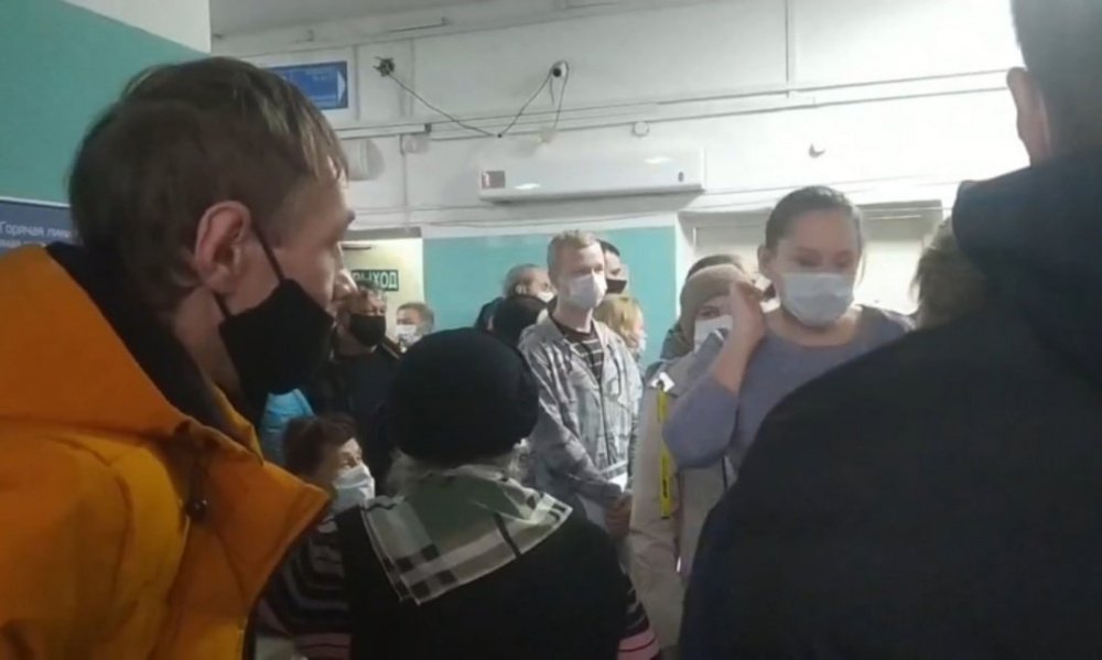 В ярославской поликлинике здоровые и больные ковидом пациенты стоят в одной очереди