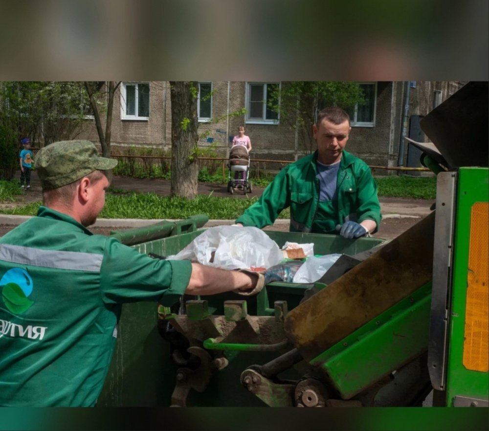 Горжусь, что делаю город чище: водитель мусоровоза развеял мифы о своей работе 