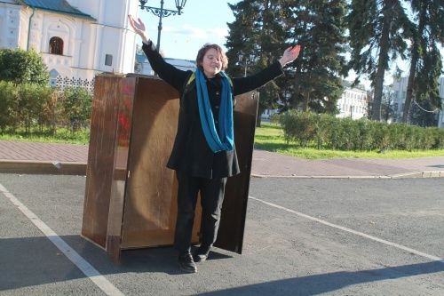 Ярославские ЛГБТ-активисты поставили на Советской площади шкаф для каминг-аута