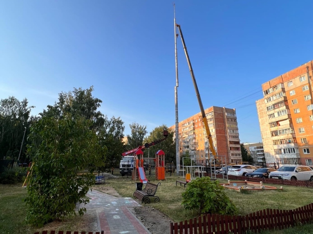 «Помогите уберечь здоровье детей»: ярославцы жалуются на вышку сотовой связи у детской площадки