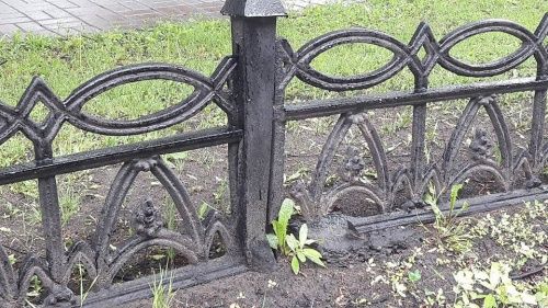 Сломанные секции чугунного ограждения на проспекте Ленина в Ярославле заменяют стальными. Временно?