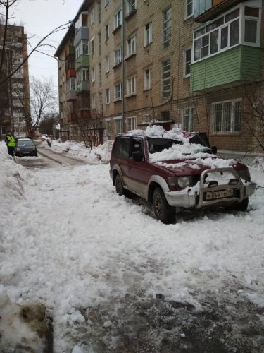 На улице Гагарина в Ярославле снег упал на машину, внутри которой находились пассажиры