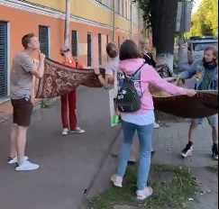 В центре Ярославля развернулась операция по спасению котенка_216642